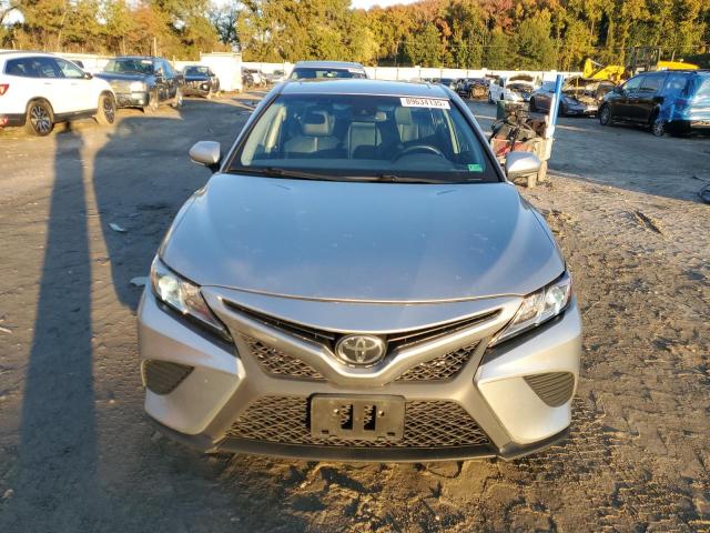 4T1B11HK8JU674288 - 2018 TOYOTA CAMRY L SILVER photo 5