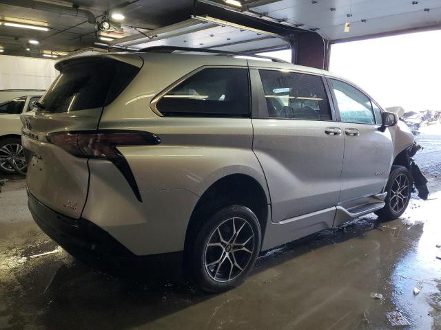 5TDJRKECXPS137785 - 2023 TOYOTA SIENNA XLE 银色 照片 3