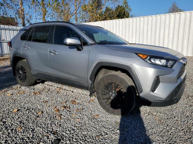2T3B1RFVXLC130706 - 2020 TOYOTA RAV4 LE Silber Foto 4