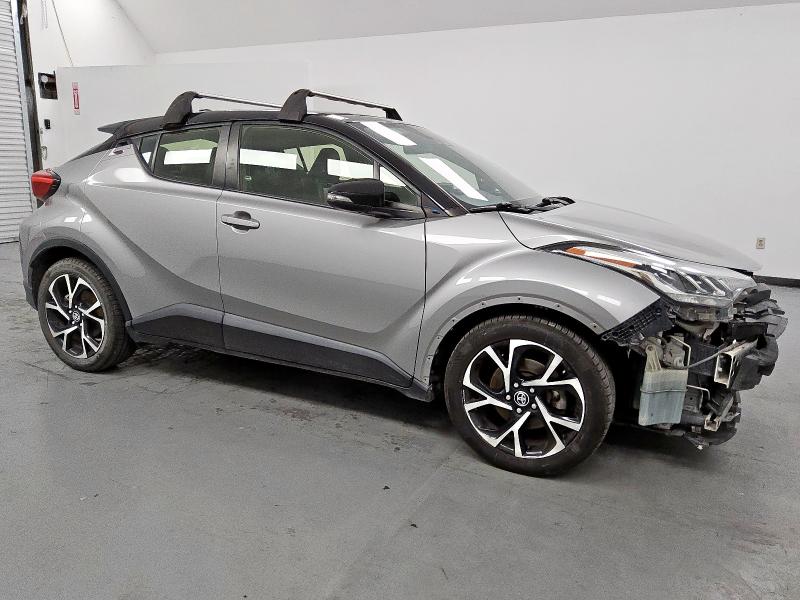 JTNKHMBX6L1093653 - 2020 TOYOTA C-HR XLE SILVER photo 4