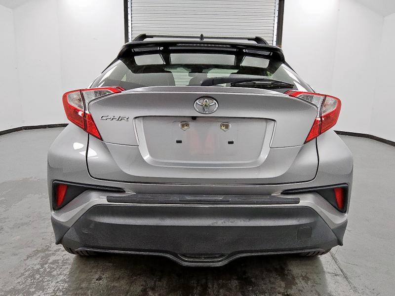JTNKHMBX6L1093653 - 2020 TOYOTA C-HR XLE SILVER photo 6
