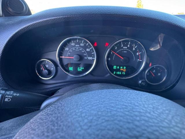 1J4HA3H16BL500982 - 2011 JEEP WRANGLER U SPORT رمادي صورة 8