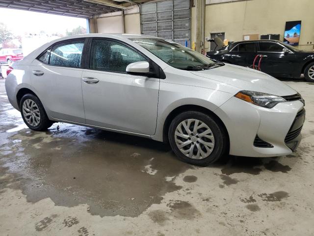 2T1BURHE0JC020421 - 2018 TOYOTA COROLLA L Gümüş foto 4