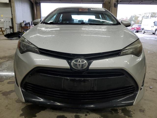 2T1BURHE0JC020421 - 2018 TOYOTA COROLLA L Gümüş foto 5