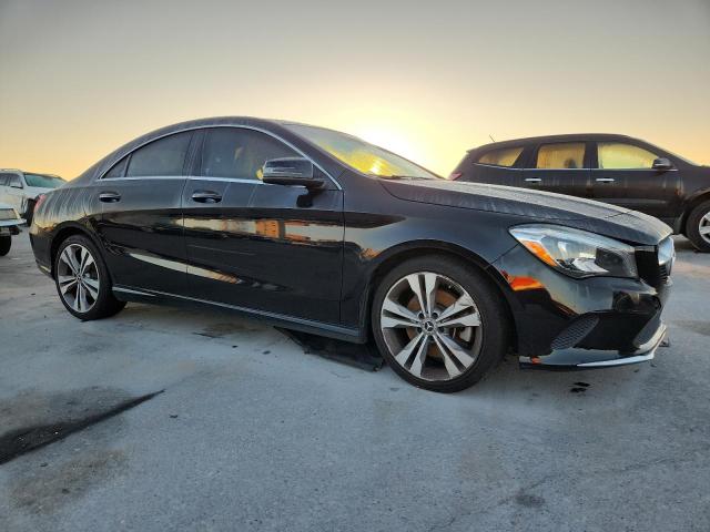 WDDSJ4EB6KN761070 - 2019 MERCEDES-BENZ CLA 250 Schwarz Foto 4