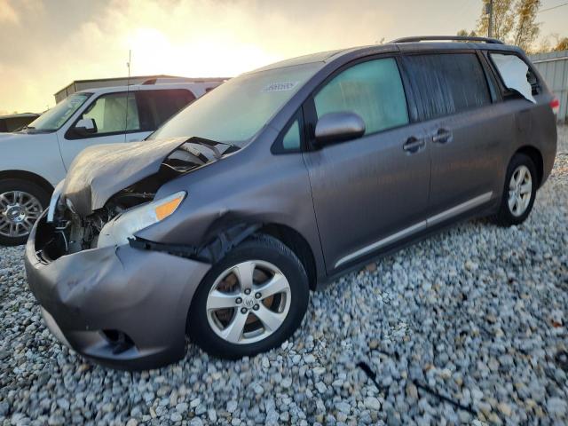 2013 TOYOTA SIENNA LE, null