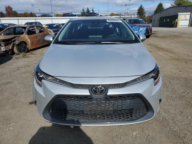 5YFEPMAE7MP167664 - 2021 TOYOTA COROLLA LE 银色 照片 5