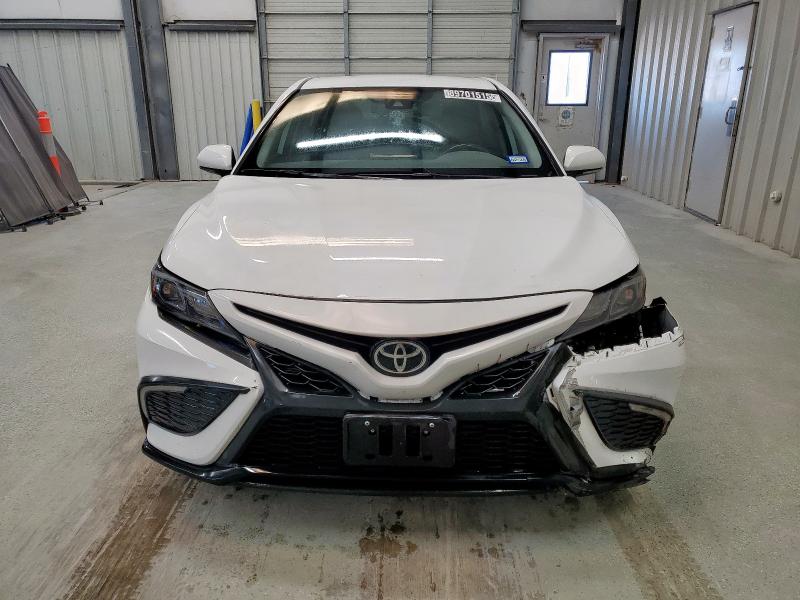 4T1T11AK9NU669508 - 2022 TOYOTA CAMRY SE თეთრი ფოტო 5