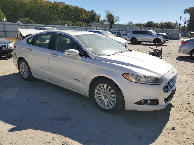 3FA6P0LUXDR206913 - 2013 FORD FUSION SE HYBRID WHITE photo 4
