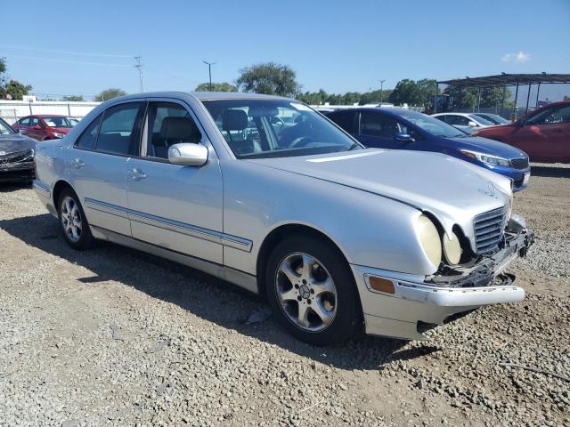 WDBJF65J32B410689 - 2002 MERCEDES-BENZ E 320 ვერცხლისფერი ფოტო 4