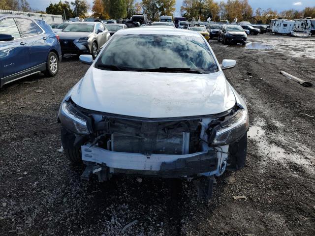 1G1ZE5STXHF131824 - 2017 CHEVROLET MALIBU LT WHITE photo 5