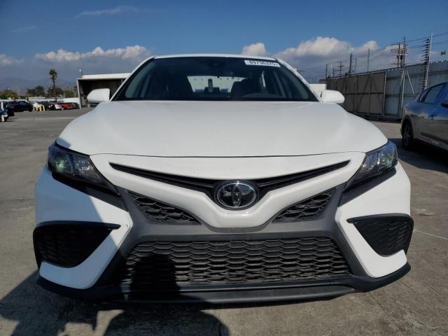 4T1G11AK4PU115796 - 2023 TOYOTA CAMRY SE NIGHT SHADE WHITE photo 5