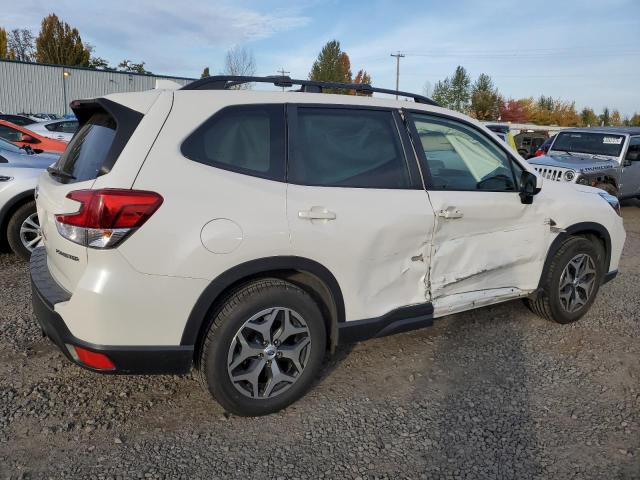 JF2SKAJC8MH463692 - 2021 SUBARU FORESTER PREMIUM Weiß Foto 3