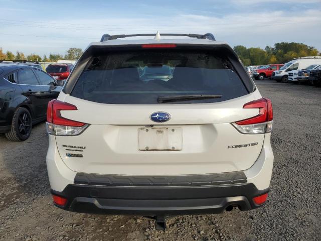 JF2SKAJC8MH463692 - 2021 SUBARU FORESTER PREMIUM Weiß Foto 6