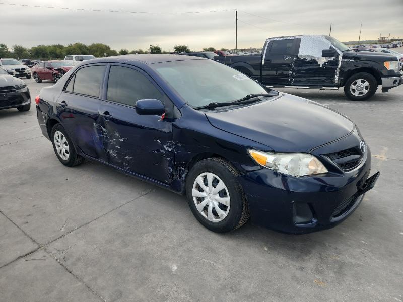 5YFBU4EE0DP183131 - 2013 TOYOTA COROLLA BASE Bleu photo 4
