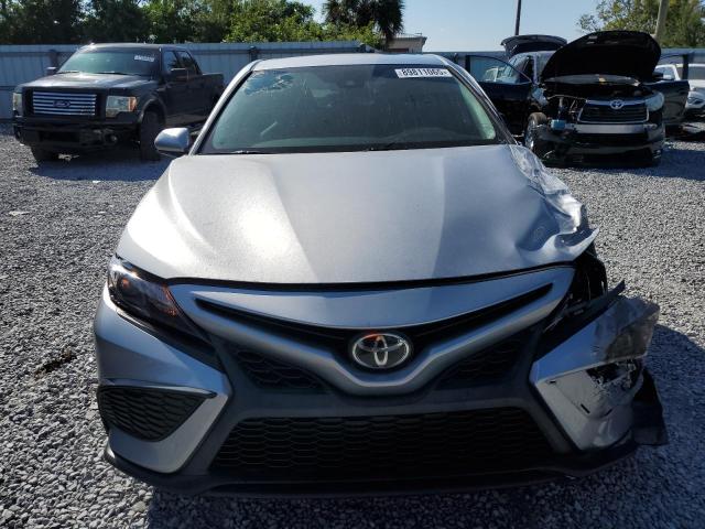 4T1G11AK1NU643888 - 2022 TOYOTA CAMRY SE 银色 照片 5