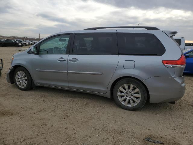 5TDYK3DC4DS359888 - 2013 TOYOTA SIENNA XLE 银色 照片 2