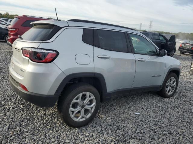 3C4NJDBN0ST588779 - 2025 JEEP COMPASS LATITUDE 银色 照片 3