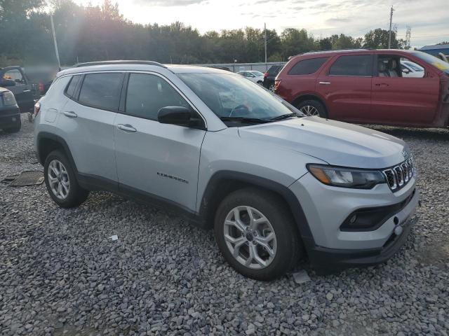 3C4NJDBN0ST588779 - 2025 JEEP COMPASS LATITUDE 银色 照片 4