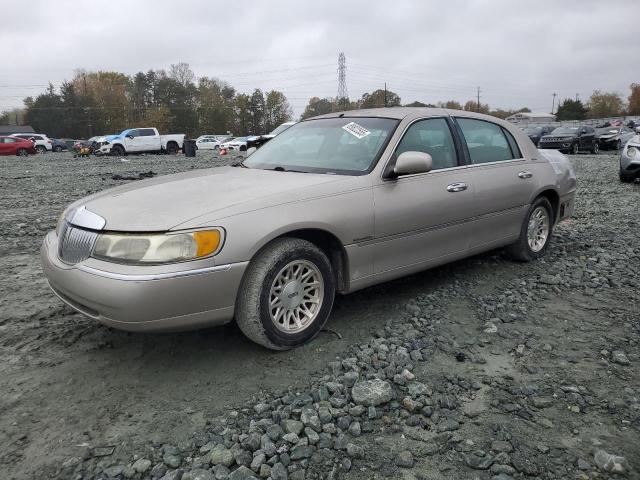 1999 LINCOLN TOWN CAR SIGNATURE, 