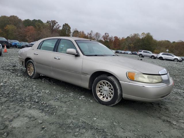 1LNHM82W4XY640002 - 1999 LINCOLN TOWN CAR SIGNATURE Золотий фото 4