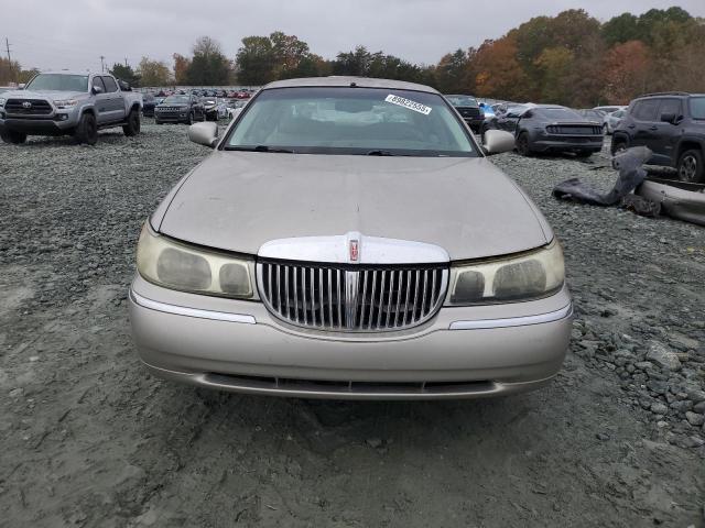 1LNHM82W4XY640002 - 1999 LINCOLN TOWN CAR SIGNATURE Золотий фото 5