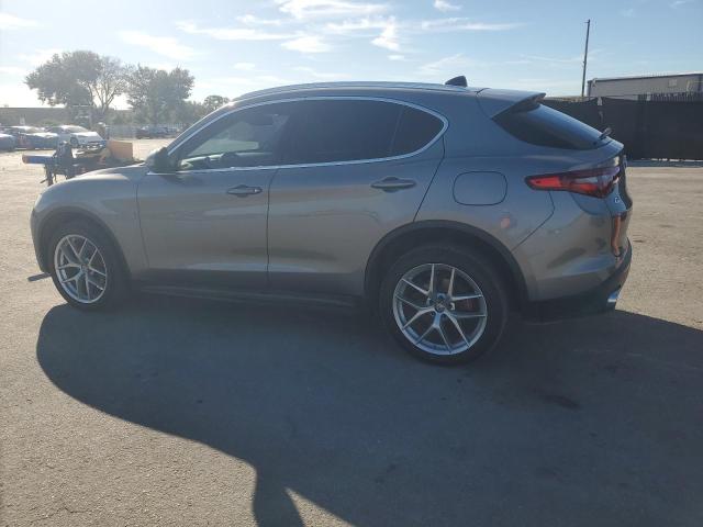 ZASFAKBNXJ7B98405 - 2018 ALFA ROMEO STELVIO TI Серебристый фото 2