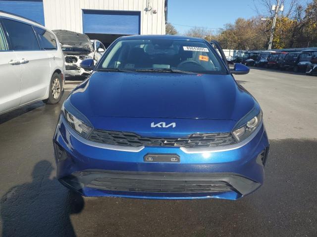3KPF24AD8NE459062 - 2022 KIA FORTE FE BLUE photo 5