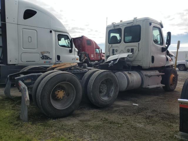 3AKJGEBGXFSGS0241 - 2015 FREIGHTLINER CASCADIA WHITE photo 4