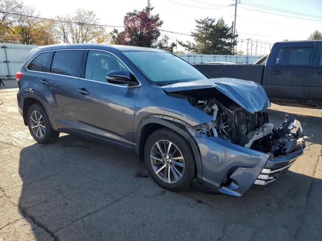 5TDJZRFH6HS440003 - 2017 TOYOTA HIGHLANDER SE Синій фото 4