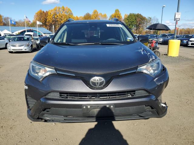 JTMZFREV5JJ738466 - 2018 TOYOTA RAV4 LE ნაცრისფერი ფოტო 5