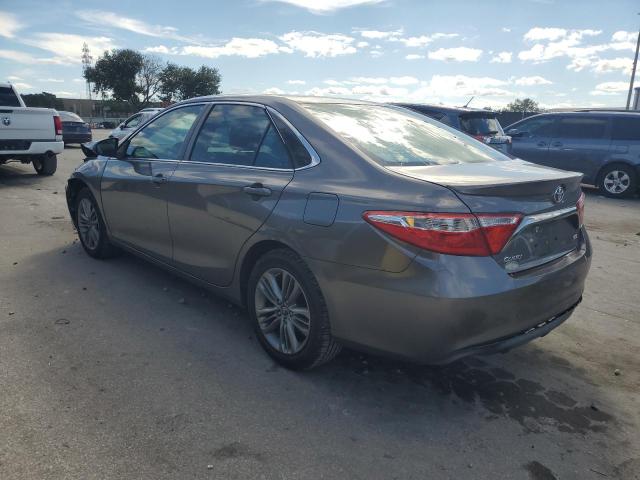 4T1BF1FK3HU283886 - 2017 TOYOTA CAMRY LE ნაცრისფერი ფოტო 2