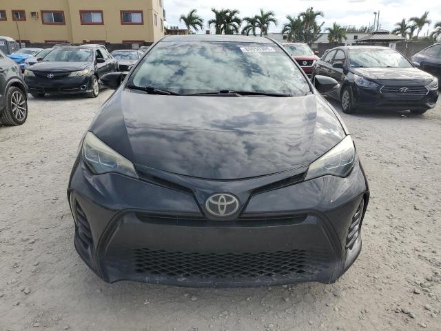 5YFBURHE3JP760142 - 2018 TOYOTA COROLLA L BLACK photo 5