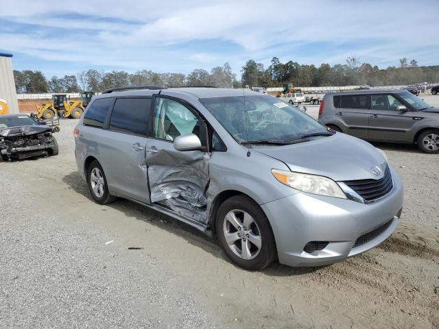 5TDKK3DC7BS133427 - 2011 TOYOTA SIENNA LE 银色 照片 4