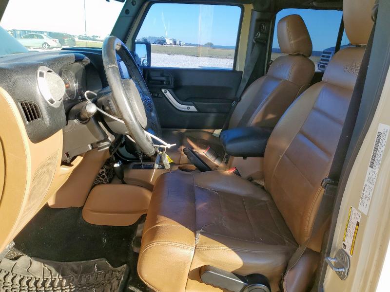 1C4HJWEG2CL105148 - 2012 JEEP WRANGLER U SAHARA 棕色 照片 7