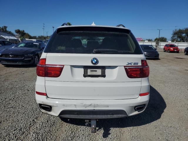 5UXZV8C59BL422069 - 2011 BMW X5 XDRIVE50I WHITE photo 6