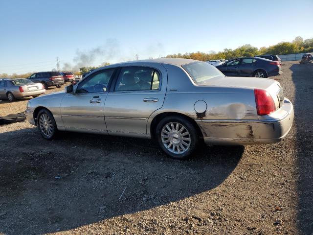 1LNHM81W34Y652204 - 2004 LINCOLN TOWN CAR EXECUTIVE Silber Foto 2