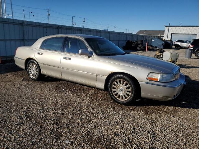 1LNHM81W34Y652204 - 2004 LINCOLN TOWN CAR EXECUTIVE Silber Foto 4