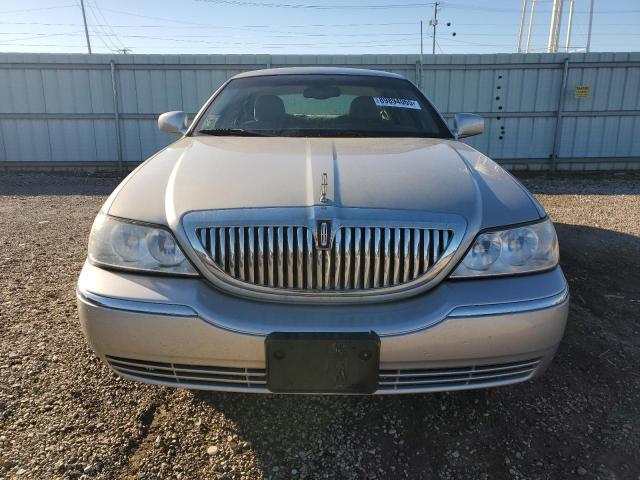 1LNHM81W34Y652204 - 2004 LINCOLN TOWN CAR EXECUTIVE Silber Foto 5