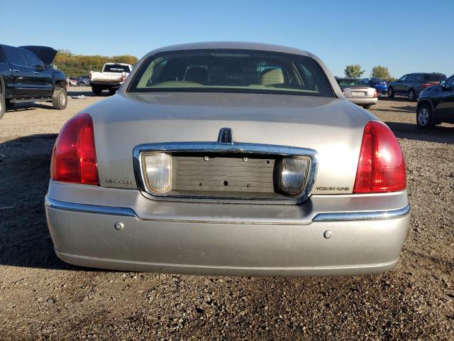1LNHM81W34Y652204 - 2004 LINCOLN TOWN CAR EXECUTIVE Silber Foto 6