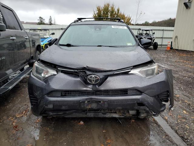 JTMBFREV7JJ177513 - 2018 TOYOTA RAV4 LE Grau Foto 5