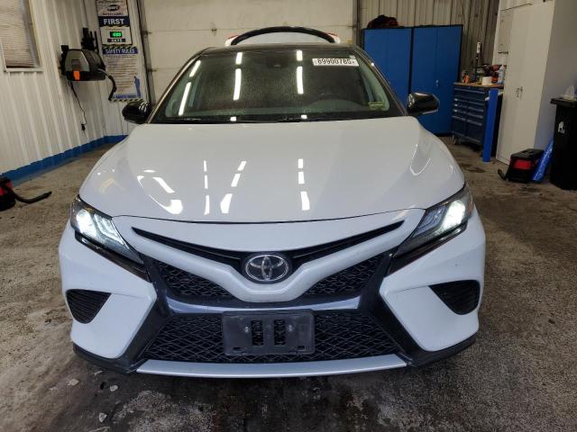 4T1BZ1HK4KU023735 - 2019 TOYOTA CAMRY XSE თეთრი ფოტო 5