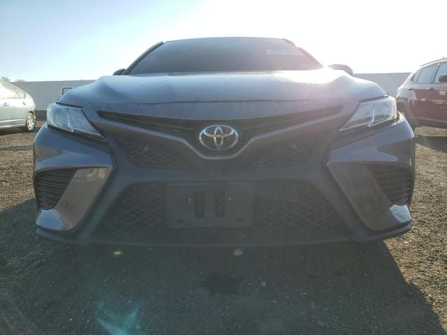 4T1B11HK6JU040736 - 2018 TOYOTA CAMRY L GRAY photo 5