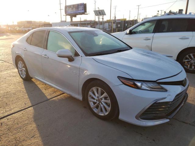4T1C11AK0NU069640 - 2022 TOYOTA CAMRY LE WHITE photo 4