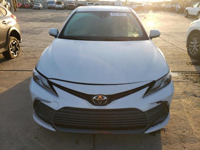 4T1C11AK0NU069640 - 2022 TOYOTA CAMRY LE WHITE photo 5