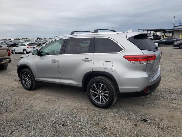 5TDKZRFH0KS573593 - 2019 TOYOTA HIGHLANDER SE SILVER photo 2