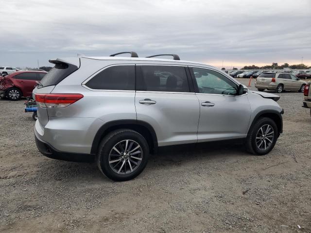 5TDKZRFH0KS573593 - 2019 TOYOTA HIGHLANDER SE SILVER photo 3