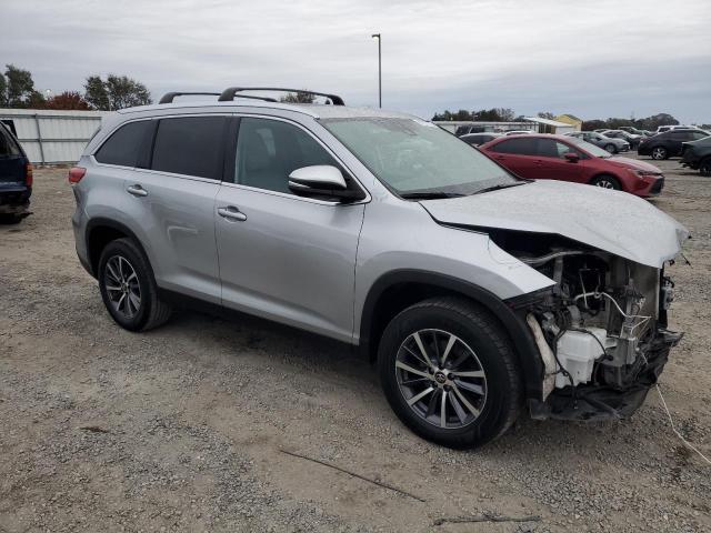 5TDKZRFH0KS573593 - 2019 TOYOTA HIGHLANDER SE SILVER photo 4