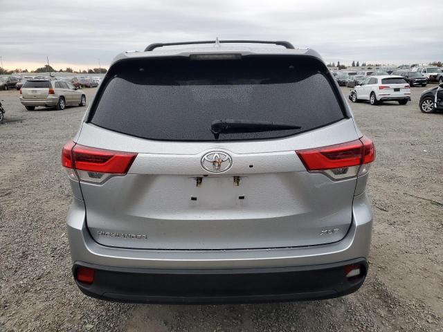 5TDKZRFH0KS573593 - 2019 TOYOTA HIGHLANDER SE SILVER photo 6