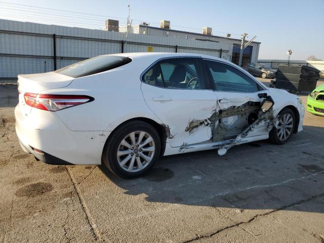 4T1B11HK5JU060959 - 2018 TOYOTA CAMRY L WHITE photo 3